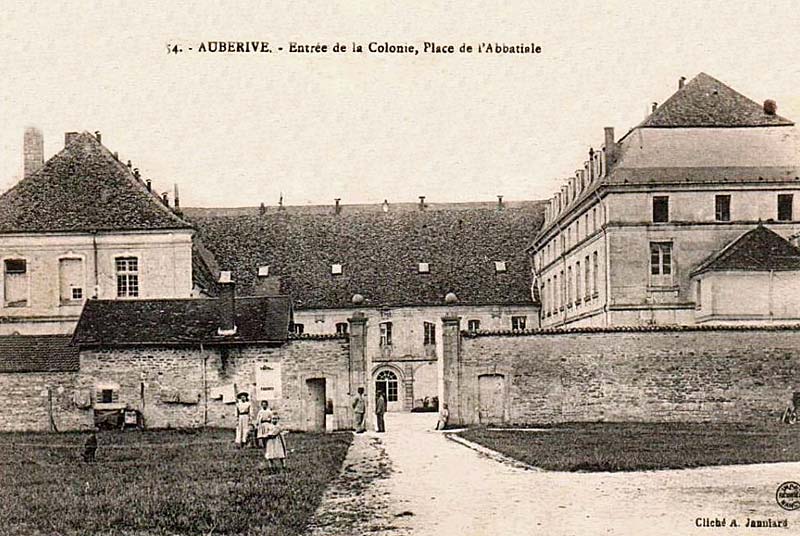Carte postale de la place de l'Abbaye d'Auberive