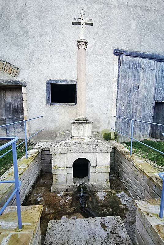 Croix-fontaine à Baissey