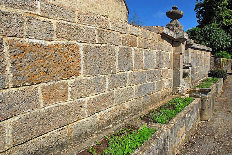 Fontaine à Noidant-le-Rocheux
