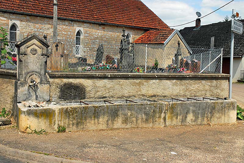 Fontaine-abreuvoir de Villemoron