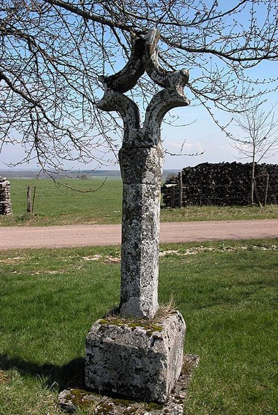 Croix romaine à Perrogney