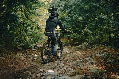 Cycliste en forêt